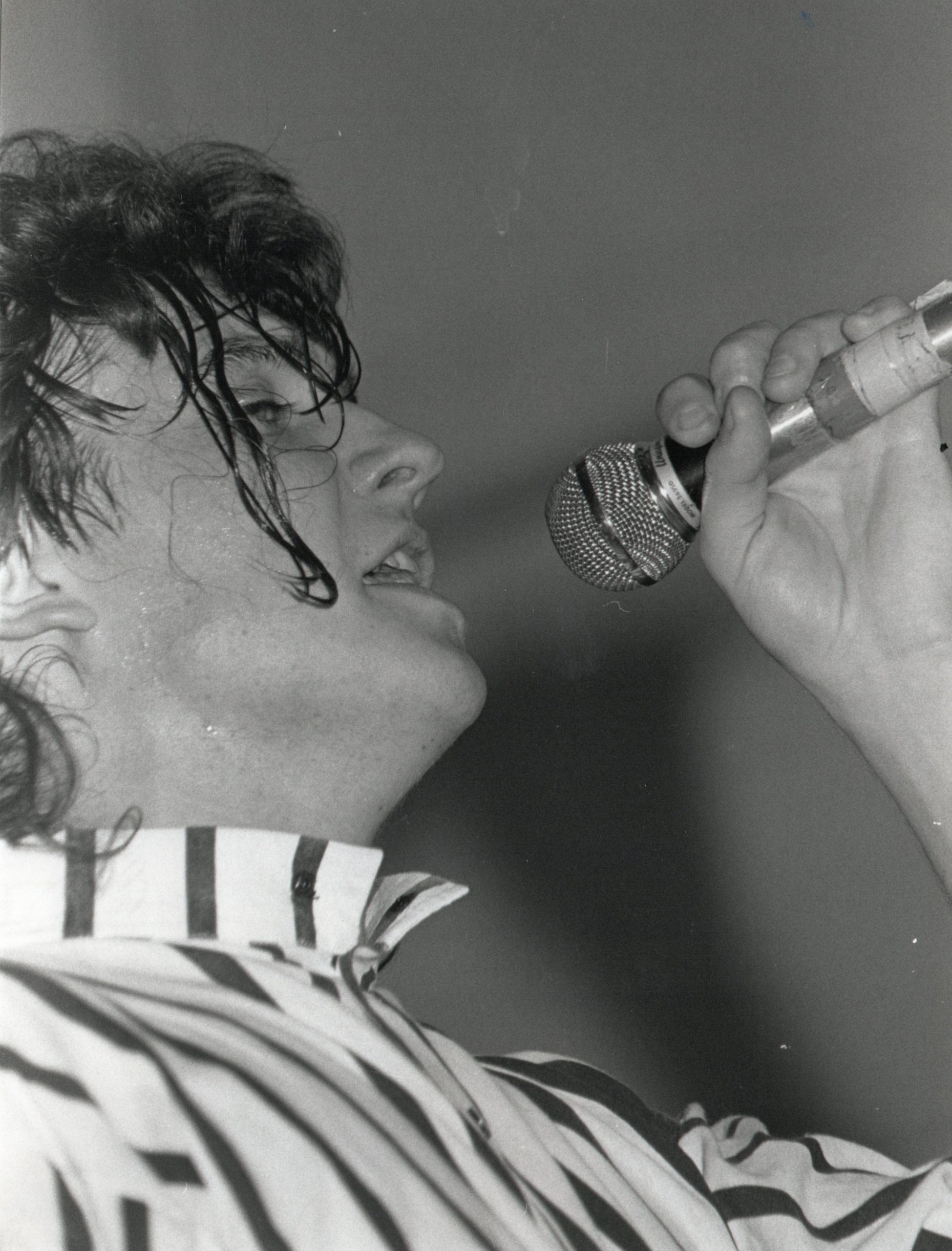 Brune jeune chanteur
